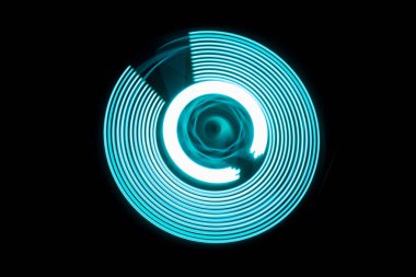 Müzik Dj konsepti. Yangın ve duman vinil kayıt üzerinde iz. Vinil disk yazma. Pikap vinil plak çalar koyu arka plan üzerinde. Seçici odak