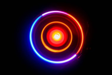 Müzik Dj konsepti. Yangın ve duman vinil kayıt üzerinde iz. Vinil disk yazma. Pikap vinil plak çalar koyu arka plan üzerinde. Seçici odak