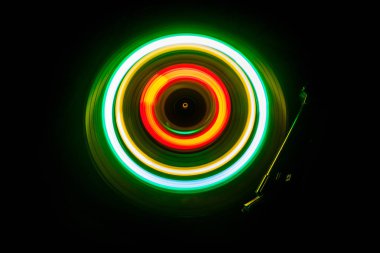 Müzik Dj konsepti. Yangın ve duman vinil kayıt üzerinde iz. Vinil disk yazma. Pikap vinil plak çalar koyu arka plan üzerinde. Seçici odak