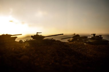 Savaş kavramı. Askeri savaş sis gökyüzü arka plan, Dünya Savaşı askerler siluetleri aşağıda bulutlu manzarası gün batımında dövüş sahnesinde siluetleri. Saldırı sahne. Zırhlı araçlar. tank içinde hareket