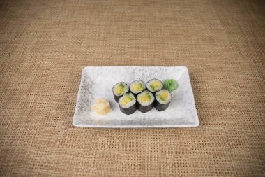 Japon suşi plaka üzerinde hizmet vermeye hazır ayarla. Güzel Doğu tarzı masa dekorasyonu suşi ile. Seçici odak