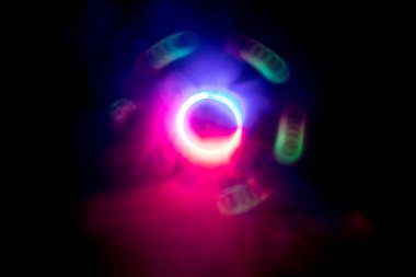 Müzik Dj konsepti. Yangın ve duman vinil kayıt üzerinde iz. Vinil disk yazma. Pikap vinil plak çalar koyu arka plan üzerinde. Seçici odak