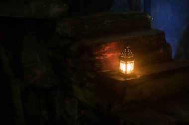 Güzel renkli bahçe lambası gece ışıklı. Retro tarzı fener gece açık. Seçici odak