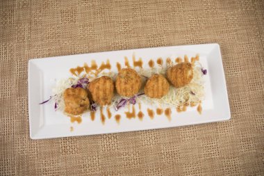 Japon gıda içinde plakalı görünümünü kapatın. Japonya masasına Doğu dekorasyonu ile geleneksel yemek. Seçici odak