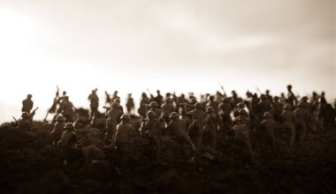 Savaş sahnesi. Askeri savaş sis gökyüzü arka plan üzerinde mücadele sahne siluetleri. Dünya Savaşı askerler siluetleri aşağıda bulutlu manzarası, gün batımı. Resim dekorasyon. Seçici odak