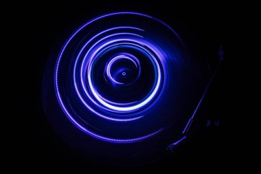 Müzik Dj konsepti. Yangın ve duman vinil kayıt üzerinde iz. Vinil disk yazma. Pikap vinil plak çalar koyu arka plan üzerinde. Seçici odak