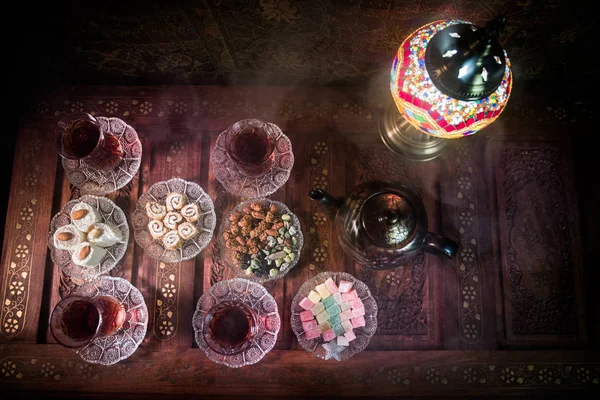 Arabische Thee Glas Met Oost Snacks Vintage Houten Oppervlak Oost — Stockfoto
