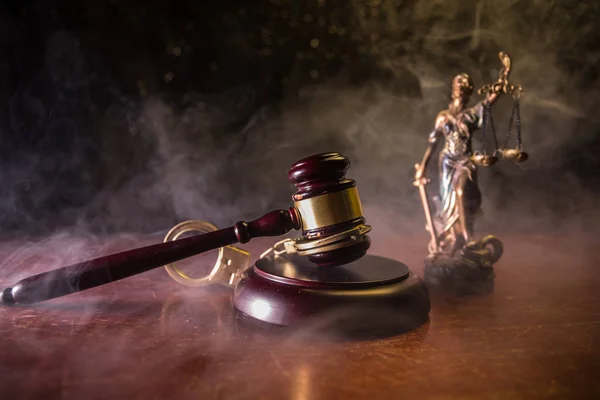 法律テーマは 正義の女神像の木製の机の上の裁判官のマレット 破産裁判所 犯罪の概念 手錠とお金法律小槌 — ストック写真