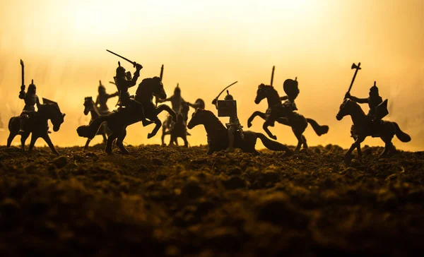 Adegan Pertempuran Abad Pertengahan Dengan Kavaleri Dan Infanteri Siluet Figur — Stok Foto