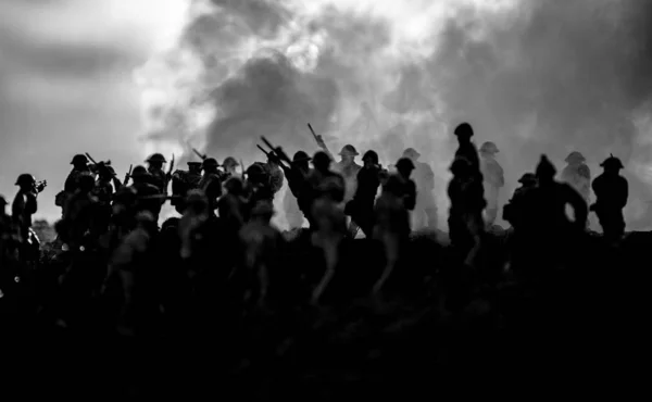 Сцена Боя Военные Силуэты Боевые Сцены Фоне Тумана Войны Небо — стоковое фото
