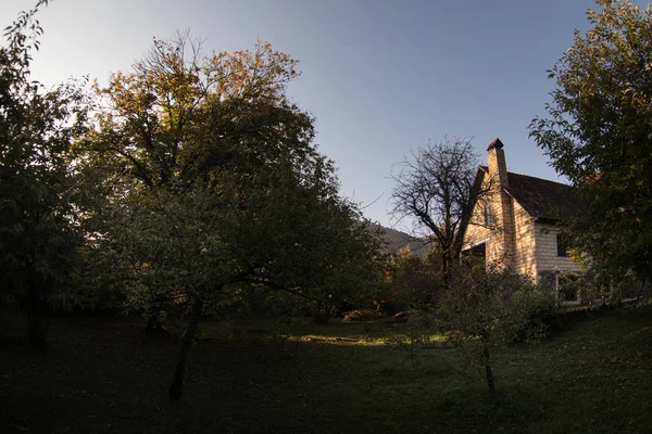 Prachtige Landschap Dorpshuis Met Bomen Het Bos Tijdens Herfst Azerbeidzjan — Stockfoto