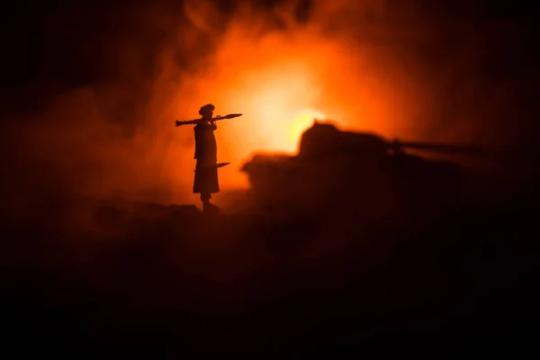 军人与火箭炮的轮廓 战争概念 军事轮廓在战争的雾天背景下描绘了战斗场景 士兵轮廓在夜间瞄准目标 攻击现场 — 图库照片