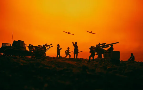 Eine Flugabwehrkanone Und Militärische Silhouetten Kampfszene Auf Kriegsnebel Himmel Hintergrund — Stockfoto