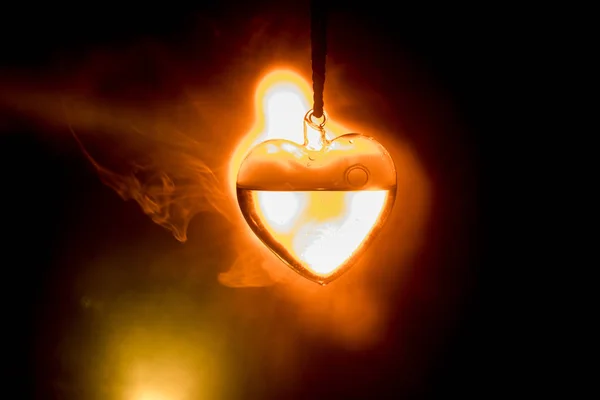 Sevgililer Günü Kavramı Güzel Cam Kalp Karanlık Sisli Arka Plan — Stok fotoğraf