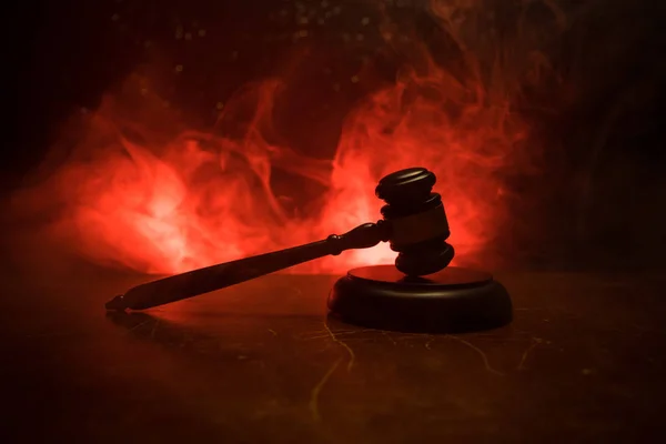 法律主题 法官的木棍在木桌与夫人正义雕像 法律木棍在黑暗的雾蒙蒙的背景与光 选择性对焦 — 图库照片