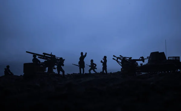 Canhão Antiaéreo Silhuetas Militares Lutando Cena Fundo Céu Nevoeiro Guerra — Fotografia de Stock