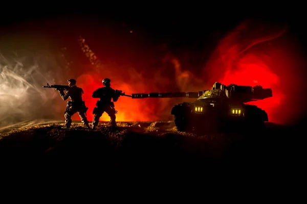 战争概念 军事剪影战斗场面在战争雾天空背景 装甲车剪影在多云天际线之下在晚上 攻击场景 坦克战斗 艺术品装饰 — 图库照片