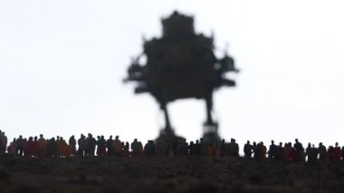 Dev canavar bulanık silüeti saldırı kalabalık gece boyunca hazırlayın. Seçici odak.