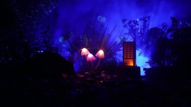 Gizem karanlık ormanın yakın çekim parlayan mantar. Güzel makro çekim sihirli mantar veya üç ruhları avatar ormanda kaybettim. Peri ışıkları sis zemin üzerine. Seçici odak