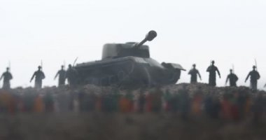 Savaş sahnesi. Askeri savaş sis gökyüzü arka plan üzerinde mücadele sahne siluetleri. Dünya Savaşı askerler siluetleri aşağıda bulutlu manzarası, gün batımı. Resim dekorasyon. Seçici odak