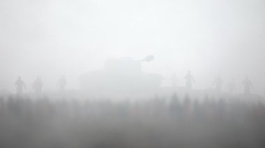 Savaş sahnesi. Askeri savaş sis gökyüzü arka plan üzerinde mücadele sahne siluetleri. Dünya Savaşı askerler siluetleri aşağıda bulutlu manzarası, gün batımı. Resim dekorasyon. Seçici odak