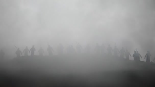 戦闘シーン 戦争の霧空を背景に戦闘シーンをシルエットします 世界大戦の兵士のシルエットの下曇りスカイラインで日没 アートワークの装飾 選択と集中 — ストック動画