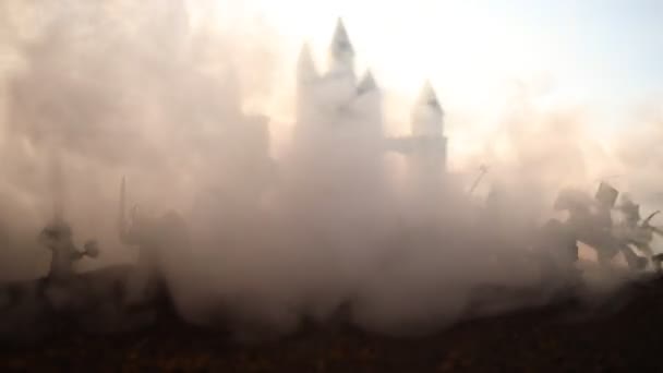 中世纪战斗场面与骑兵和步兵 人物剪影作为单独的对象 战斗之间的勇士在日落雾的背景 选择性聚焦 — 图库视频影像