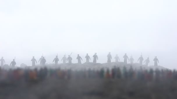 Scène de bataille. Silhouettes militaires combattant scène sur fond de brouillard de guerre ciel. Soldats de la guerre mondiale Silhouettes sous le ciel nuageux Au coucher du soleil. Décoration d'art. Concentration sélective 