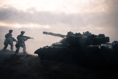 Savaş kavramı. Askeri savaş sis gökyüzü arka plan, Dünya Savaşı askerler siluetleri aşağıda bulutlu manzarası gün batımında dövüş sahnesinde siluetleri. Saldırı sahne. Zırhlı araçlar. tank içinde hareket