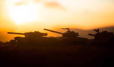 Savaş kavramı. Askeri savaş sis gökyüzü arka plan, Dünya Savaşı askerler siluetleri aşağıda bulutlu manzarası gün batımında dövüş sahnesinde siluetleri. Saldırı sahne. Zırhlı araçlar. tank içinde hareket