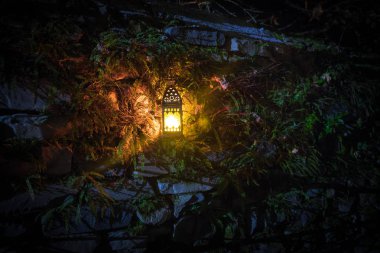 Güzel renkli bahçe lambası gece ışıklı. Retro tarzı fener gece açık. Seçici odak