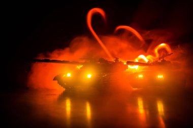 Savaş kavramı. Askeri siluetleri sahne savaş sis gökyüzü arka plan, bulutlu manzarası, gece aşağıda zırhlı araç silüeti üzerinde mücadele. Saldırı sahne. Savaş tankları. Resim dekorasyon