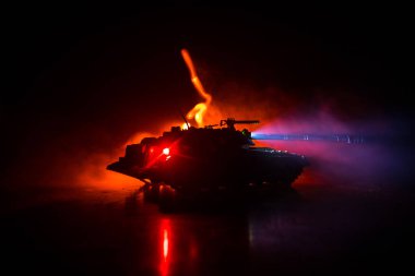 Savaş kavramı. Askeri siluetleri sahne savaş sis gökyüzü arka plan, bulutlu manzarası, gece aşağıda zırhlı araç silüeti üzerinde mücadele. Saldırı sahne. Savaş tankları. Resim dekorasyon