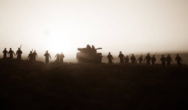 Savaş kavramı. Askeri savaş sis gökyüzü arka plan, Dünya Savaşı askerler siluetleri aşağıda bulutlu manzarası gün batımında dövüş sahnesinde siluetleri. Saldırı sahne. Zırhlı araçlar. tank içinde hareket