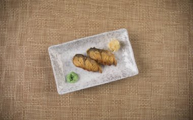 Japon gıda içinde plakalı görünümünü kapatın. Japonya masasına Doğu dekorasyonu ile geleneksel yemek. Seçici odak