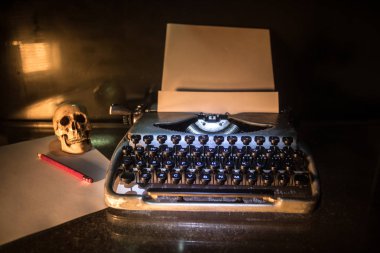 Eski moda typewritter Karanlık sisli arka plan üzerinde. Vintage typewritter makine kapatın. Seçici odak