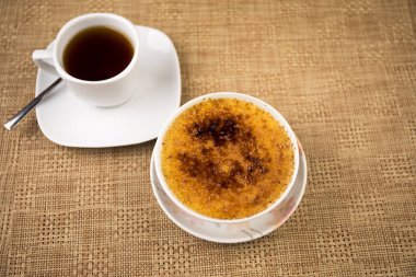 Tatlı cheesecake plaka üzerinde bir tablo. Tatlı Japon tarzında hazırlanmış. Seçici odak