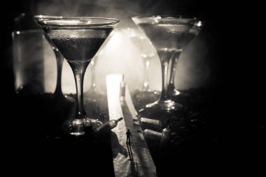 Soyut alkolizm kavramı. Sisli bir gecede dev gözlüklü yolun ortasında duran bir adam silüeti alkollü içecek ile dolu. Yaratıcı sanat çalışmaları dekorasyon