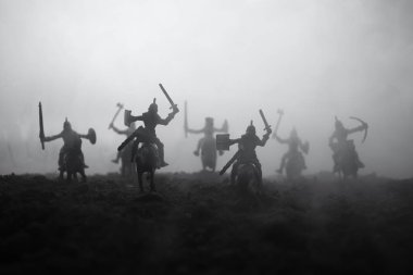 Süvari ve piyade ile ortaçağ savaş sahnesi. Siluetleri şekiller ayrı nesneler olarak mücadele günbatımı sisli arka plan savaşçılar arasında. Resim dekorasyon. Seçici odak