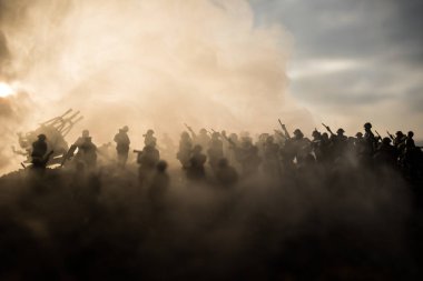Savaş sahnesi. Askeri savaş sis gökyüzü arka plan üzerinde mücadele sahne siluetleri. Dünya Savaşı askerler siluetleri aşağıda bulutlu manzarası, gün batımı. Resim dekorasyon. Seçici odak