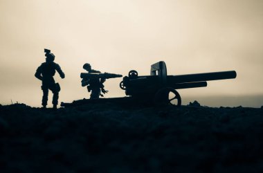 Savaş sahnesi. Eski sahra topu ayakta alanı ateşe hazır, silüeti. Yaratıcı sanat çalışmaları dekorasyon. Seçici odak