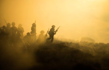 Savaş sahnesi. Askeri savaş sis gökyüzü arka plan üzerinde mücadele sahne siluetleri. Dünya Savaşı askerler siluetleri aşağıda bulutlu manzarası, gün batımı. Resim dekorasyon. Seçici odak