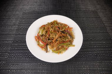 Japon gıda içinde plakalı görünümünü kapatın. Japonya masasına Doğu dekorasyonu ile geleneksel yemek. Seçici odak