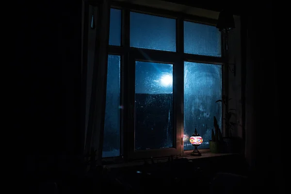 Escena Nocturna Luna Vista Través Ventana Desde Cuarto Oscuro Cielo —  Fotos de Stock