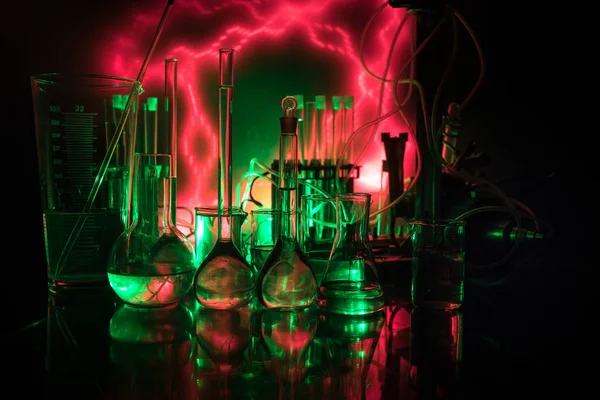 약리학 화학을 주제로 실험용 플라스크와 실험실의 용액을 테스트 의학적 실험실 — 스톡 사진