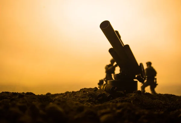 战斗场景 站在战场上准备开火的旧野战枪的剪影 创意艺术品装饰 选择性对焦 — 图库照片