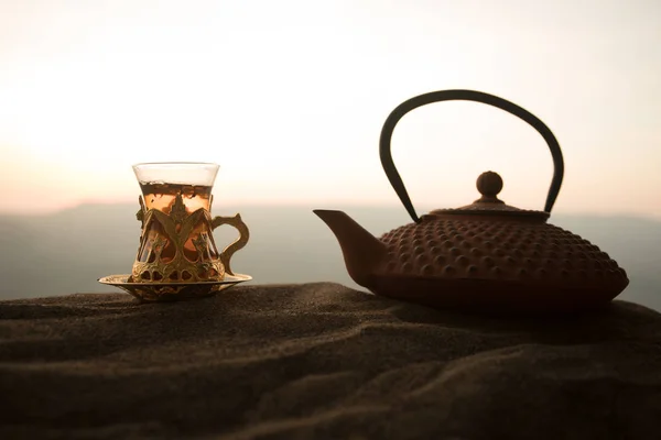 阿拉伯茶在传统的玻璃和锅在沙漠在日落 东方茶的概念 用茶叶装饰沙滩上的艺术品 选择性对焦 — 图库照片