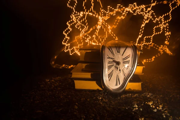 Concepto Tiempo Distorsionó Suave Reloj Fusión Viejo Libro Persistencia Memoria — Foto de Stock