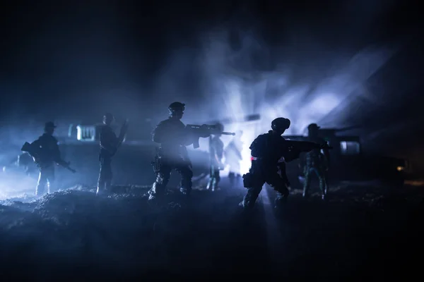 战争概念 战斗场景在战争雾天空背景 战斗剪影在多云天际线之下在晚上 有士兵艺术品装饰的陆军车辆 — 图库照片