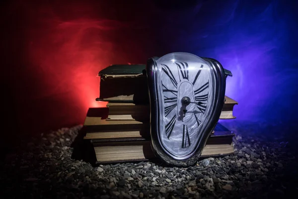 Concepto Tiempo Distorsionó Suave Reloj Fusión Viejo Libro Persistencia Memoria — Foto de Stock